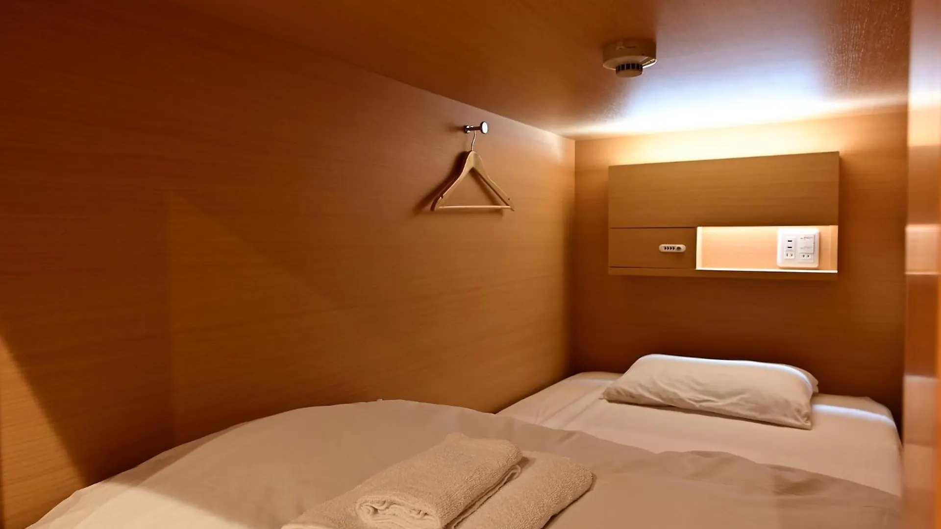 Capsule hotel Hotel Tomariya Ueno Tokyo