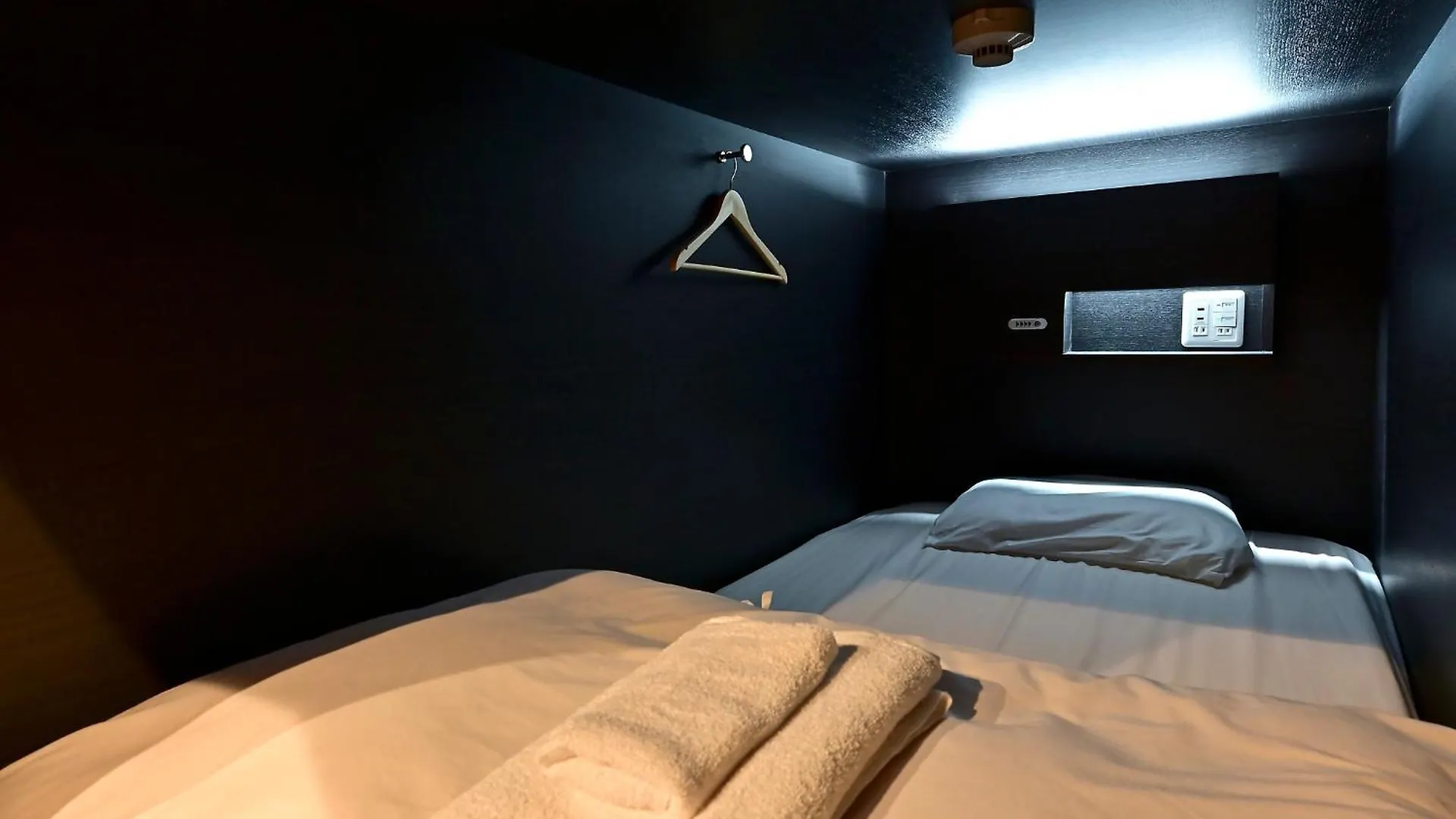 Capsule hotel Hotel Tomariya Ueno Tokyo
